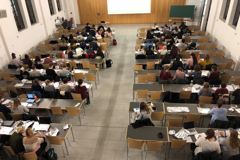 Ein Hrsaal voller Studierender
