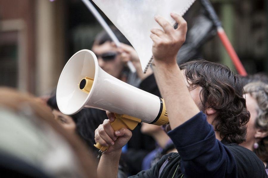 Auf einer Demonstration wird ein Megafon benutzt