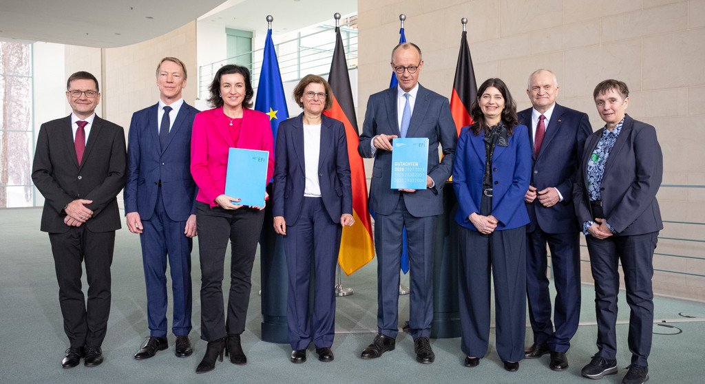 Die Expertenkommission mit Kanzler Merz