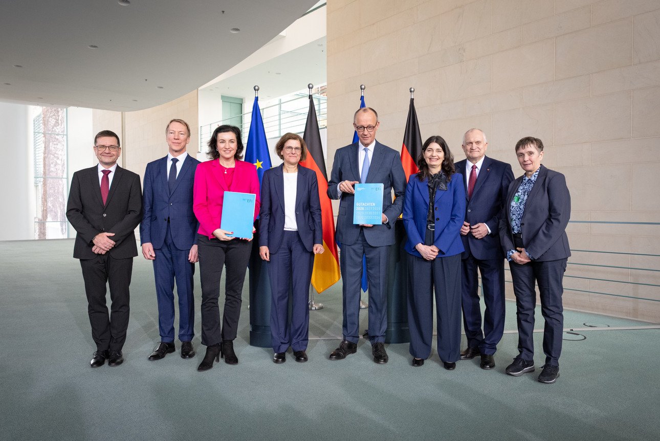 Gutachten&uuml;bergabe EFI-Kommission mit F. Merz