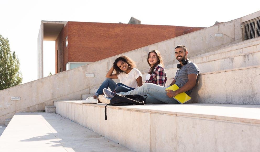 Gruppe von Studierenden auf Campus