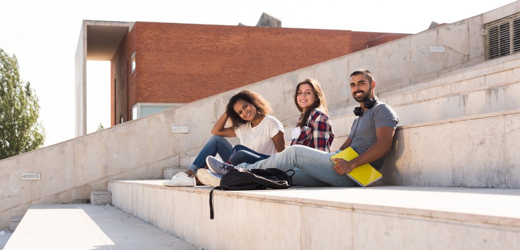 Gruppe von Studierenden auf Campus