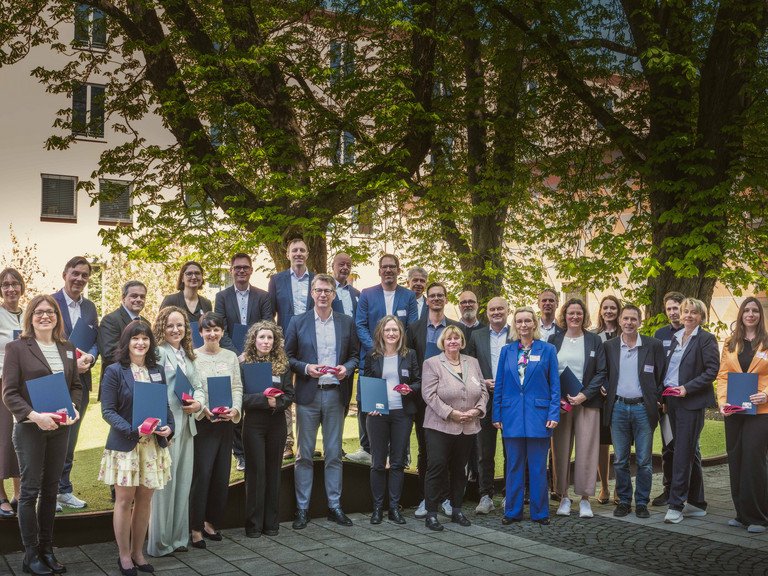 Gruppenbild vom Tag der guten Lehre mit Stefanie Chabert (2.v.l.) und Victoria Riess (rechts neben Staatsminister Markus Blume); Foto: Axel K&ouml;nig/StMWK