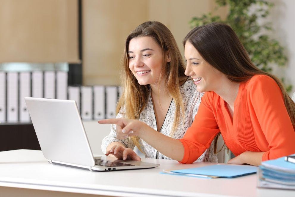 Studentinnen vor Laptop