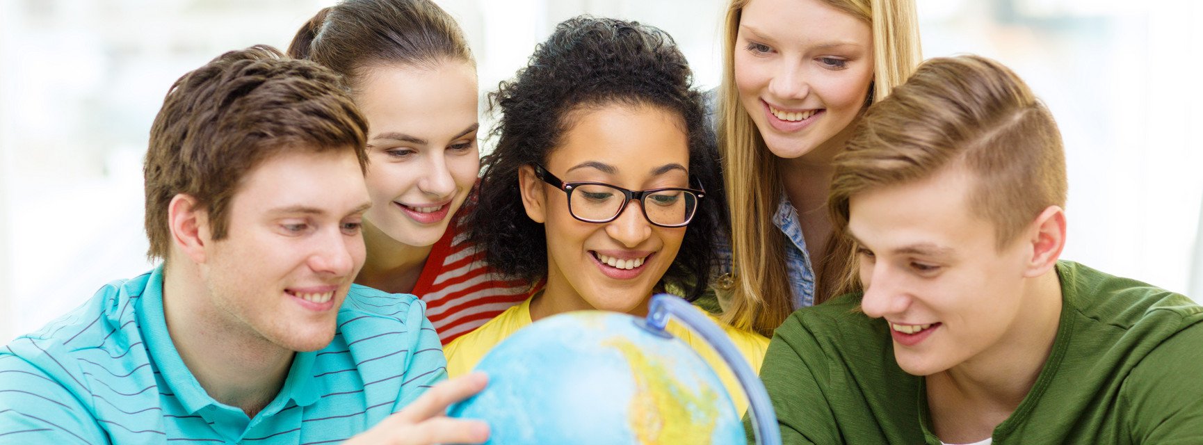 Studierende vor Globus