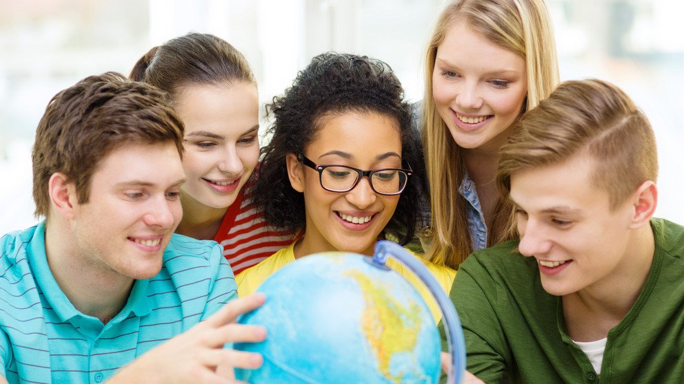 Studierende vor Globus