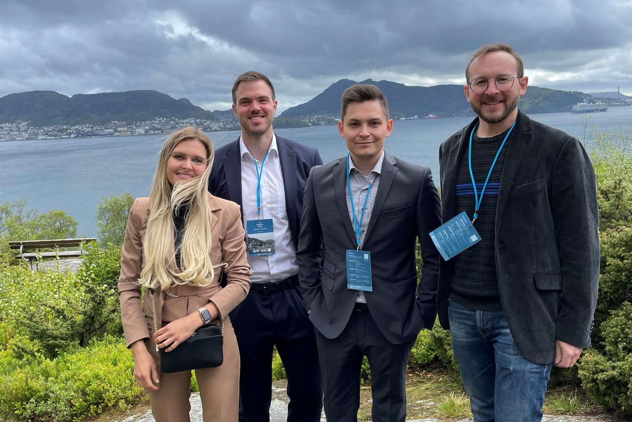 Miriam Kamper, Daniel Ehm, Patrick Katzlmayr und der ehemalige Doktorand des Lehrstuhles, Prof. Dr. Johannes Lorenz (jetzt Universit&auml;t Oldenburg)