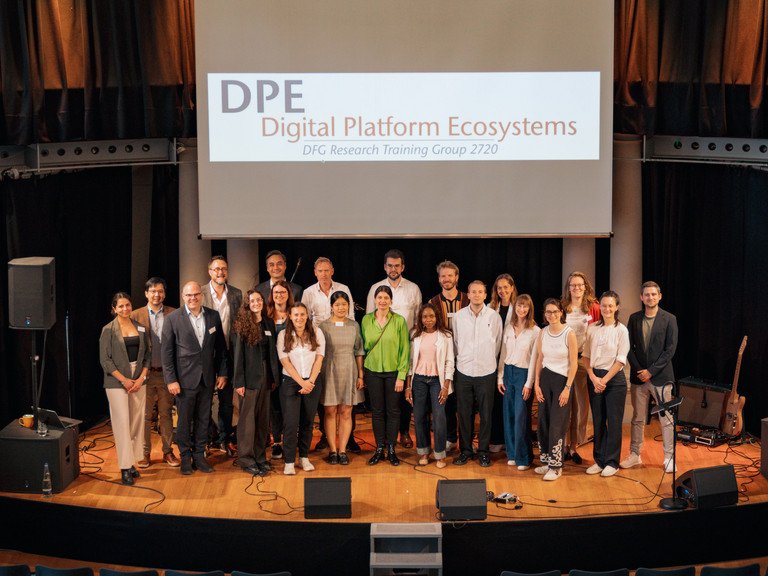 Das Team des DFG Graduiertenkollegs 2720 "Digital Platform Ecosystems" auf der B&uuml;hne der Passauer Redoute.