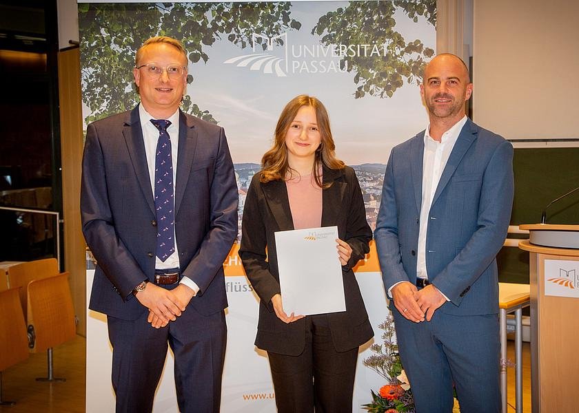 Die Absolventin und ihre Gratulanten (v. l.): Studiengangsleiter Prof. Dr. Dirk Totzek, Nadine Engel und der Dekan der Wirtschaftswissenschaftlichen Fakultät, Prof. Dr. Stefan Bauernschuster.   Foto: Atelier Kaps