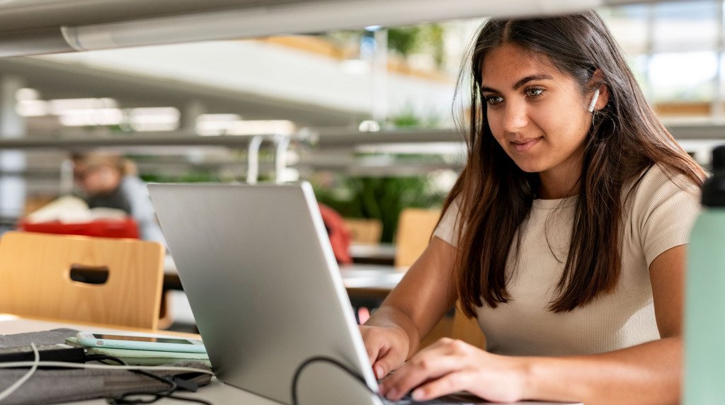 Studentin in der Bibliothek