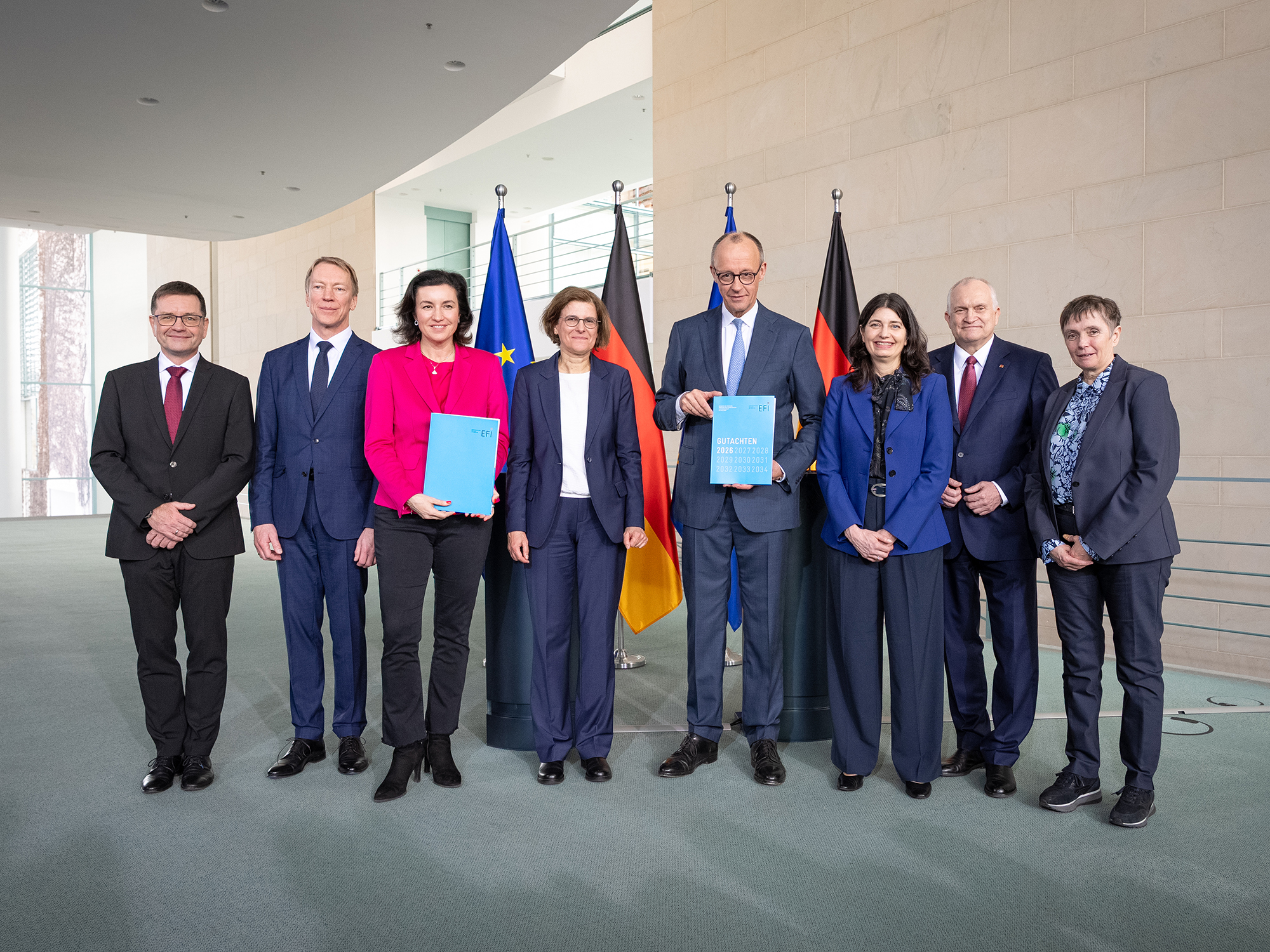 Die EFI Kommission bei der &Uuml;bergabe des Jahresgutachtens 2026 an Bundeskanzler Friedrich Merz: Guido B&uuml;nstorf (v.l.), Joachim Henkel, Dorothee B&auml;r, Irene Bertschek, Friedrich Merz, Carolin H&auml;ussler, Christoph M. Schmidt, Friederike Welter. Foto: Linda K&ouml;hler-Sandring