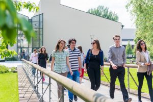 Studierende auf dem Campus der Universität Passau