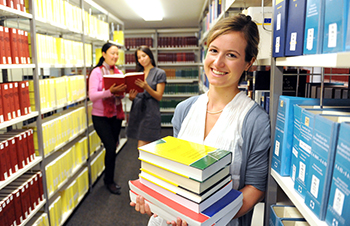 Studentin in der Universitätsbibliothek Passau