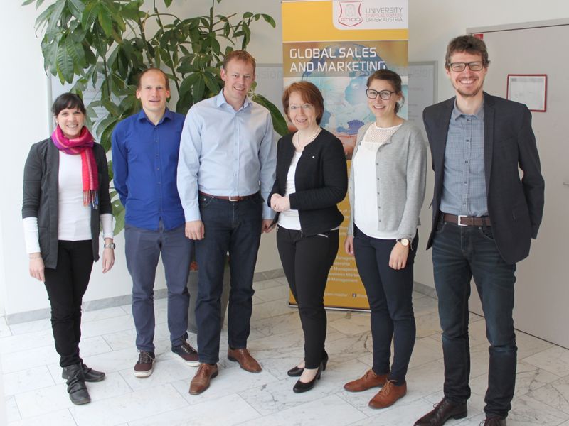 Doris Ehrlinger, David Tempelmayr (von links, beide FH OÖ), Dr. Stefan Mang (Universität Passau), Prof. Margarethe Überwimmer (FH OÖ), Anna Biedersberger (Universität Passau), Christian Stadlmann (FH OÖ). Foto: FH Oberösterreich