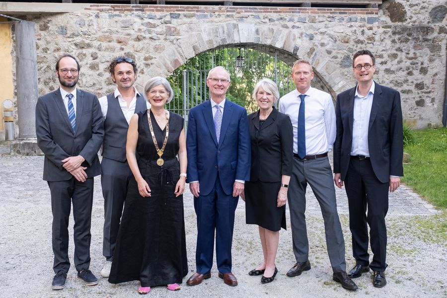 Prof. Dr. h.c. mult. Donald C. Hambrick, PhD, und seine Frau Peg wurden von Präsidentin Prof. Dr. Carola Jungwirth, den Vizepräsidenten Prof. Dr. Harry Haupt und Prof. Dr. Harald Kosch sowie dem Dekan der Wirtschaftswissenschaftlichen Fakultät, Prof. Dr. Michael Grimm, und Prof. Dr. Andreas König empfangen. Foto: Universität Passau