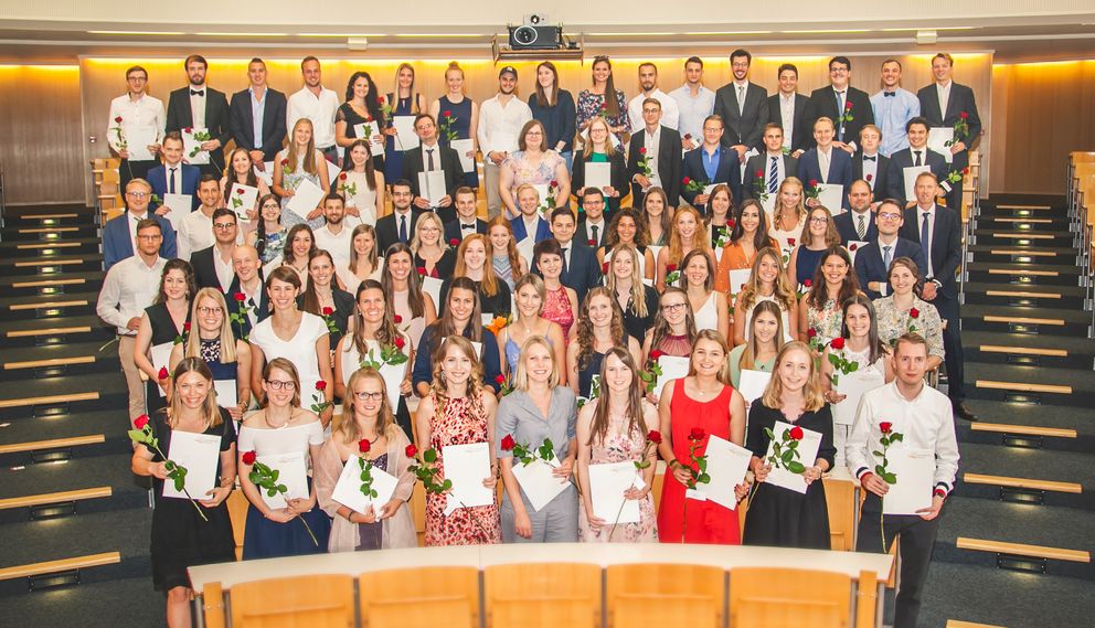 Gruppenfoto der Absolventinnen und Absolventen der Wirtschaftswissenschaftlichen Fakultät.