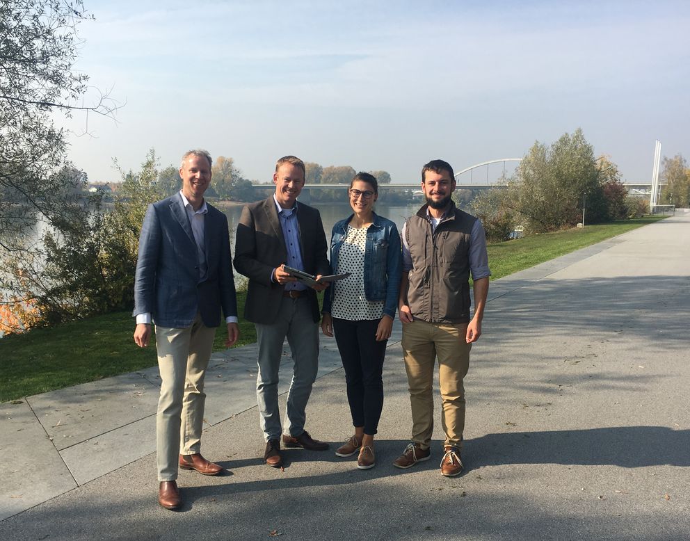 Josef Harasser (von links), Anna Biedersberger, Dr. Stefan Mang (alle CenTouris, Universität Passau), Alexander von Poschinger (Tourismusverband Ostbayern e.V.). Foto: CenTouris