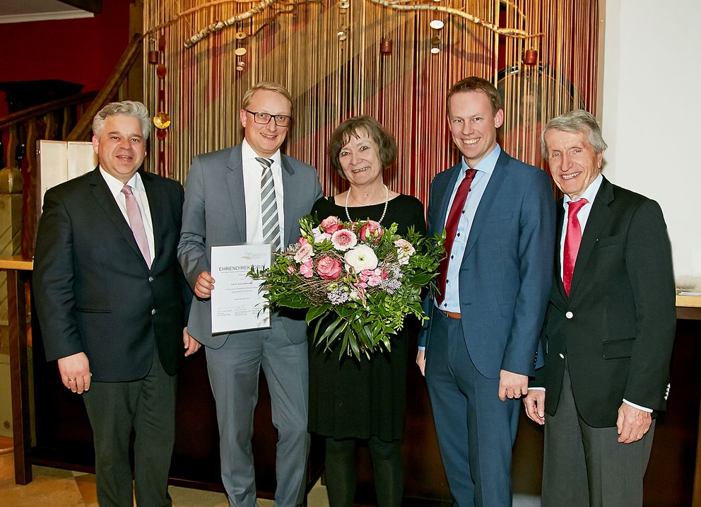 v.l. Kanzler Dr. Achim Dilling, Sprecher der Institutsleitung CenTouris Prof. Dr. Dirk Totzek, Prof. Dr. Gertrud Moosmüller, Geschäftsführer CenTouris Dr. Stefan Mang, Akademischer Vater und Präsident a.D. Prof. Dr. Walter Schweitzer. Foto: Josef Lang