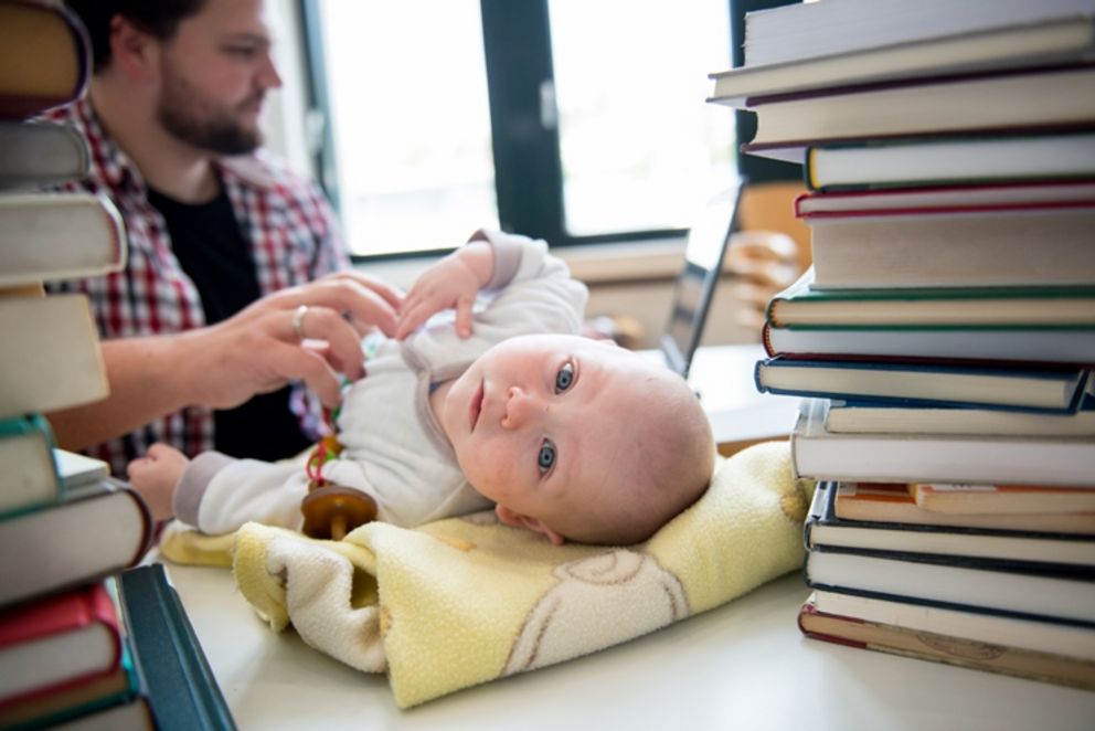 Studierender mit einem Baby
