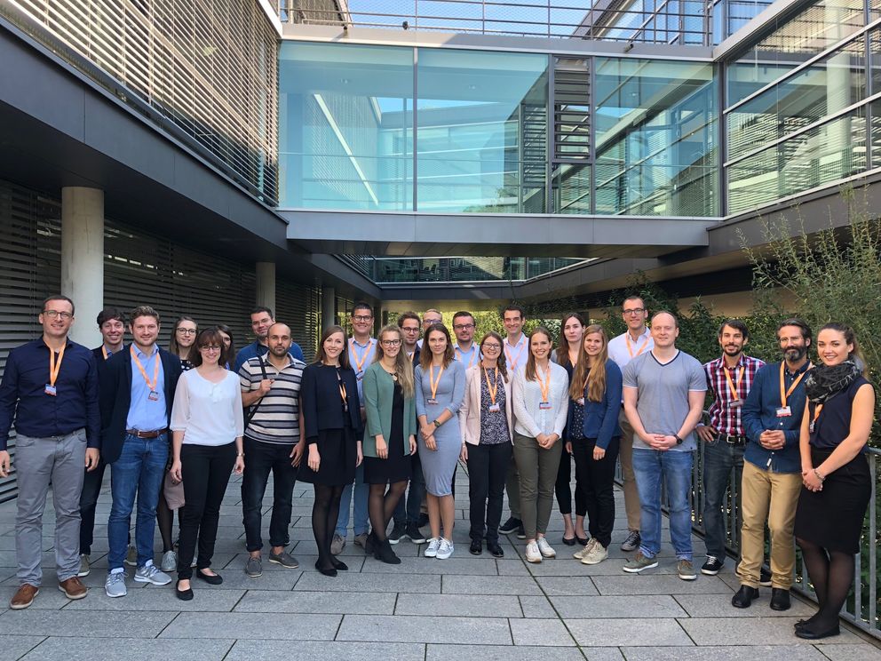 Das Bild zeigt die Teilnehmerinnen und Teilnehmer der Konferenz mit Prof. Dr. Jan H. Schumann (links) und Prof. Dr. Dirk Totzek (Mitte hinten). Foto: Universität Passau 