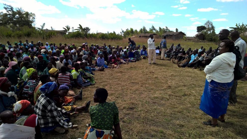 Bewohner eines malawischen Dorfes werden über das Beschäftigungsprogramm informiert, dessen Wirkung nun von der Universität Passau erforscht werden. Foto: privat.