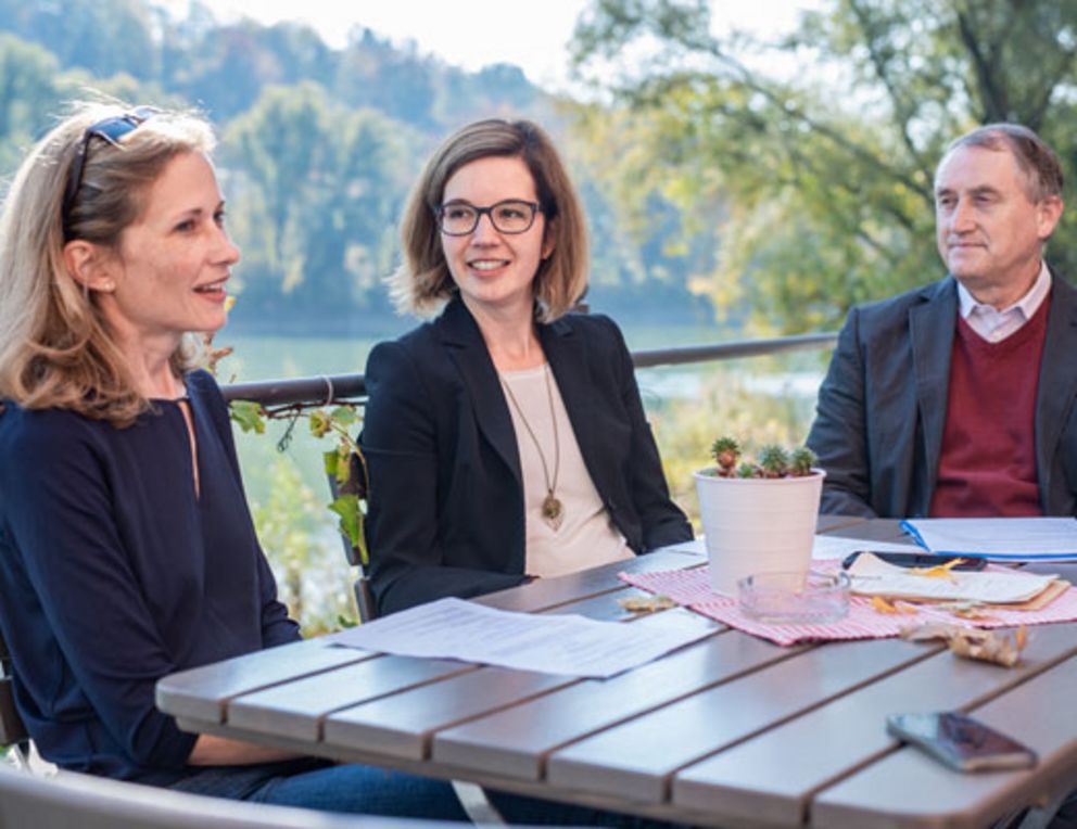 Prof. Dr. Franz Lehner (von rechts), Prof. Dr. Hannah Schmid-Petri und Prof. Dr. Susanne Mayr veranstalten gemeinsam eine öffentliche Ringvorlesung, die das sensible Feld "Alles außer Kontrolle? Herausforderungen der Digitalisierung für die Gesellschaft" behandelt.