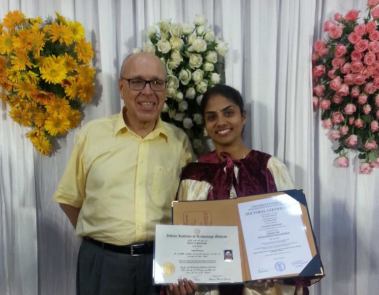 Dr. Nivethitha Santhanam präsentiert ihre beiden Doktorurkunden, die sie nach Abschluss des Joint Doctoral Degree Programs im Rahmen der Convocation des IIT Madras erhielt. Mit ihr freut sich Prof. Dr. Hans Ziegler (Universität Passau). Foto: IIT Madras