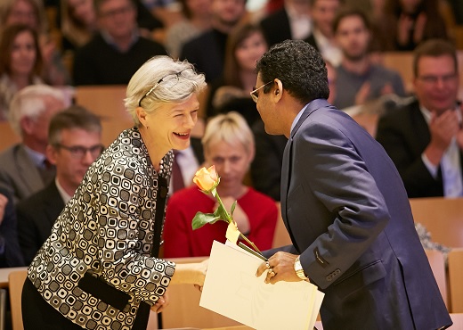 Prof. Dr. Carola Jungwirth gratuliert Prof. Dr. Chandrasekharan Rajendran zur Ehrendoktorwürde der Wirtschaftswisenschaftlichen Fakultät