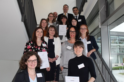 Gruppenfoto der Teilnehmerinnen des 5. Jahrgangs von mentUP+ mit Gleichstellungsreferentin Dr. Claudia Krell, Vizepräsident Prof. Dr. Jörg Fedtke, Projektkoordinator Dr. Benedikt Kuhnen und Prof. Dr. Rodrigo Isidor.